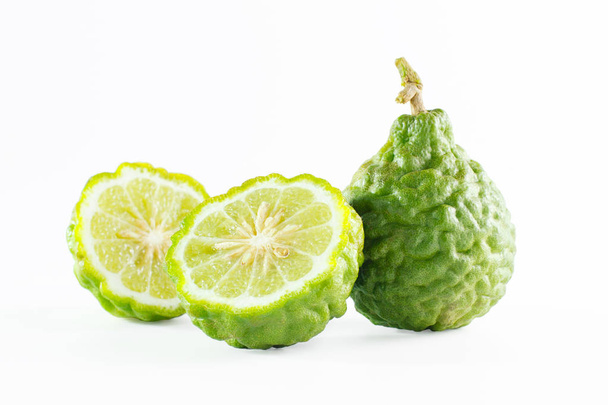 grüne raue Schale Bergamotte Früchte oder Kaffir Limette isoliert auf weiß - Foto, Bild