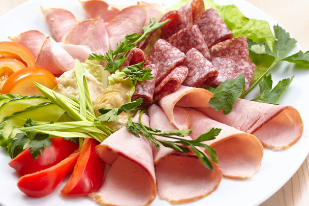 meat appetizer with greens  - Foto, imagen