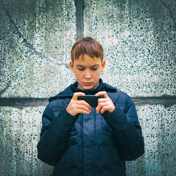 Teenager with Cellphone - Φωτογραφία, εικόνα