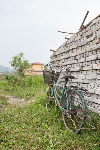 ποδήλατο στέκεται κοντά σε έναν τοίχο - Φωτογραφία, εικόνα