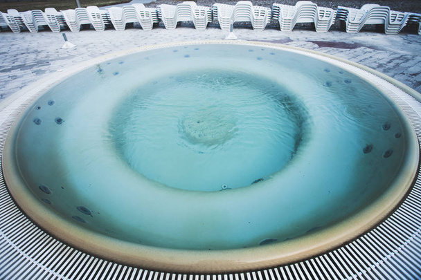 ζεστό ιαματικό σπα Υδρομασάζ στρογγυλή πισίνα  - Φωτογραφία, εικόνα