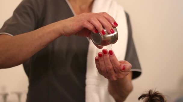 Therapist using hot oils for treatment - Πλάνα, βίντεο