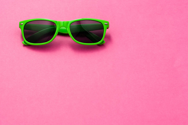 Gafas de sol sobre fondo colorido con espacio para copiar
 - Foto, Imagen