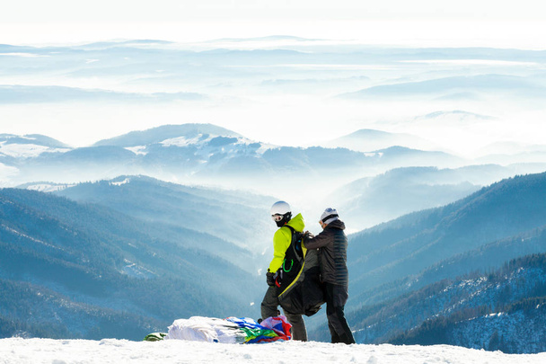 Parapentes, se preparando para lançar de declive Nevado de uma montanha - Foto, Imagem