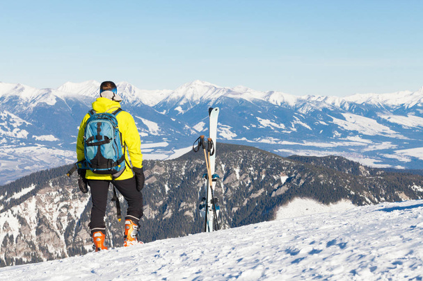 Blick auf die Landschaft von der Spitze eines Berges Skifahrerin - Foto, Bild