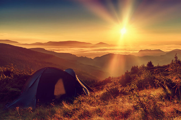 Zelt und Sonnenaufgang in den Bergen, hdr - Foto, Bild