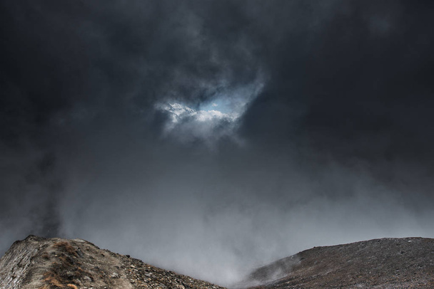 Высокие горы в облаках
 - Фото, изображение