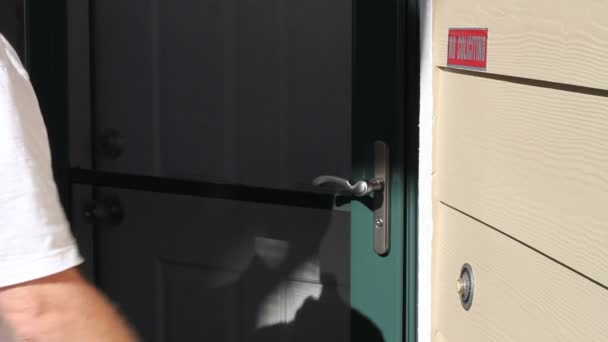 Bejárati ajtó csengő gyűrűzés és kopog az ember - Felvétel, videó