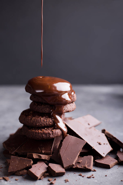 Olvasztott csokoládét és egy csúszik-ból csokoládé csokoládé cookie-k - Fotó, kép