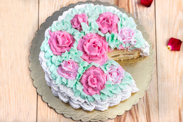 Lahodný krémový dort koš růží na dřevěný stůl - Fotografie, Obrázek