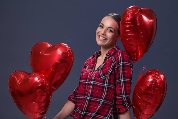 Menina romântica com balão em forma de coração vermelho
 - Foto, Imagem