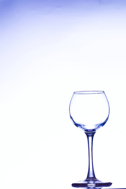 Σε ένα ποτήρι το κρασί χύνεται από ένα μπουκάλι - Φωτογραφία, εικόνα