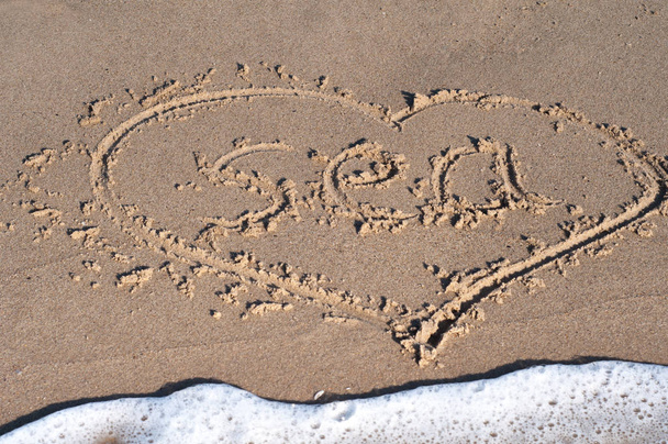 srdce nakreslené v písku na pláži - Fotografie, Obrázek
