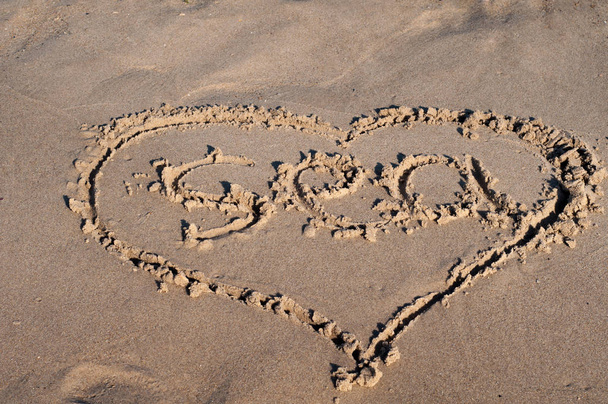 corazón dibujado en la arena en la playa - Foto, Imagen