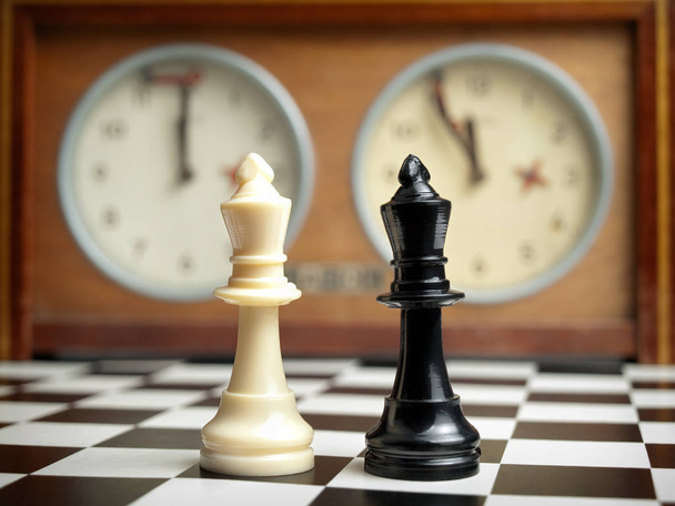 Reyes de ajedrez en blanco y negro
 - Foto, imagen