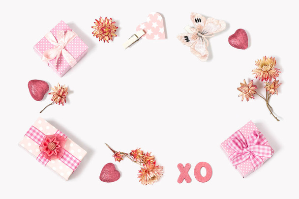La composición de los regalos al Día de San Valentín
  - Foto, Imagen