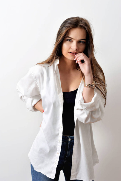 Модель тестовой съемки чувственной девушки позирует в белой рубашке
 - Фото, изображение