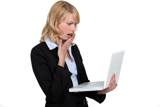 Женщина шокирована перед компьютером
 - Фото, изображение