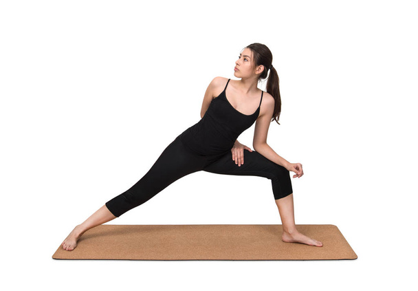 Jovem mulher exercício ioga pose no tapete de ioga
 - Foto, Imagem