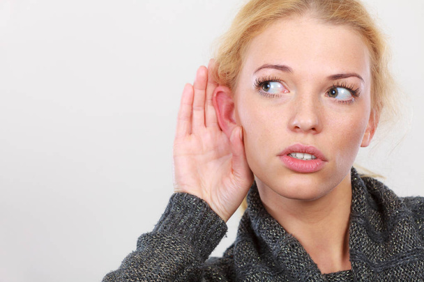 Mulher colocar a mão no ouvido para uma melhor audição - Foto, Imagem