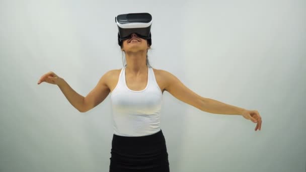 Dívka, která nosí Vr Headset na bílém pozadí - Záběry, video