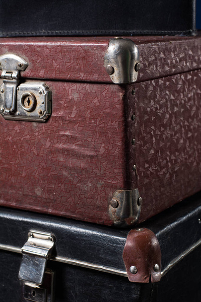 Close-up of a stack vintage shabby suitcases - Foto, imagen