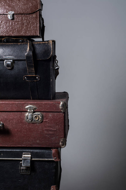 Background stack of old suitcases - Foto, Bild