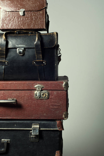 Background stack of old suitcases form a tower - Foto, immagini