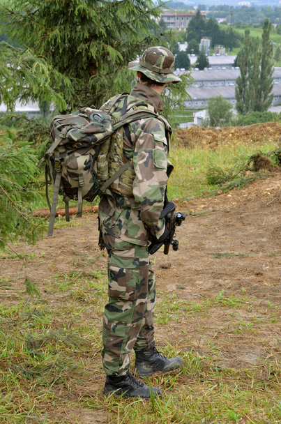 Soldier next to the village - Foto, Imagem