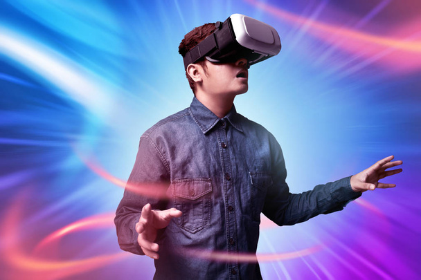 Man using virtual reality glasses - Zdjęcie, obraz