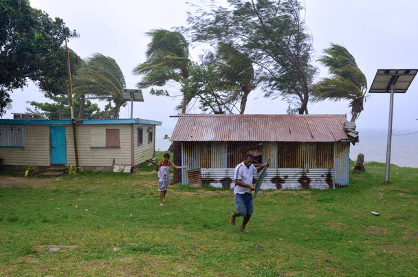 Φίτζι άνθρωποι τρέχουν να πάρουν το καταφύγιο κατά τη διάρκεια μιας τροπικής Cyclon - Φωτογραφία, εικόνα