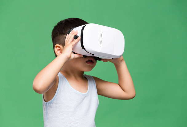menino olhando através do dispositivo VR
 - Foto, Imagem
