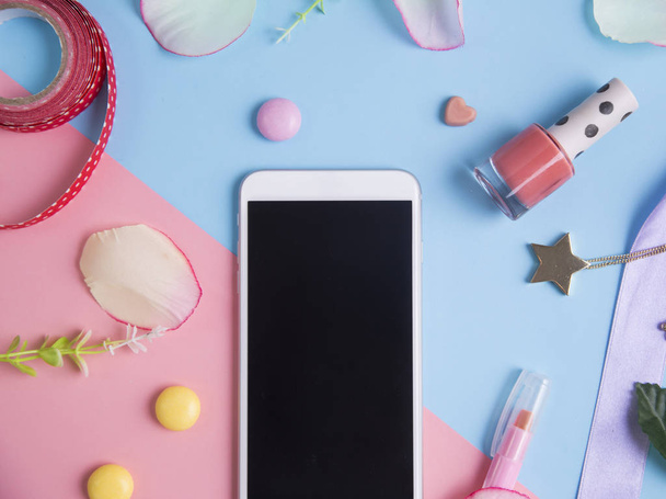 Smartphone avec pétales roses sur fond pastel
. - Photo, image