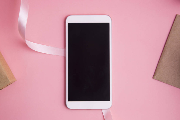 Smartphone copyspace rózsaszín háttér.  - Fotó, kép
