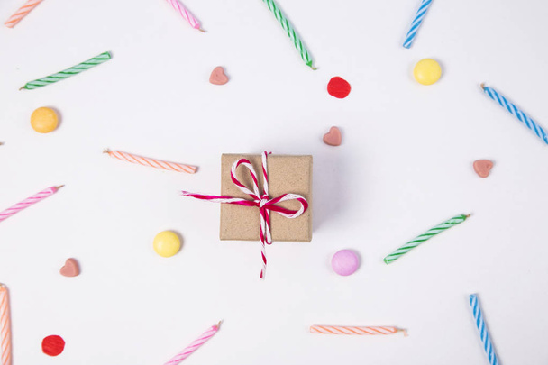 Giftbox with candlesand candy for birthday on pink background.  - Φωτογραφία, εικόνα