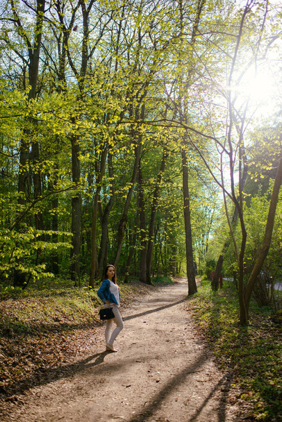 Молода дівчина на прогулянці в лісі
 - Фото, зображення