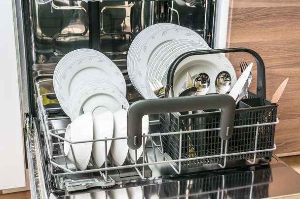 Открытая посудомоечная машина с чистой посудой после очистки
 - Фото, изображение