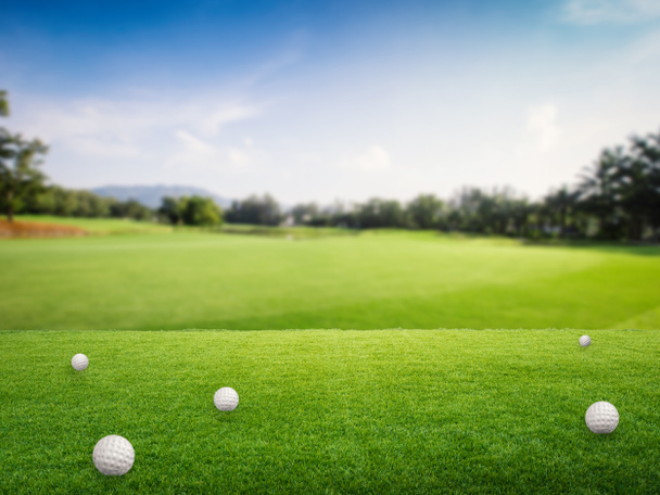 golfové míčky na zelené trávě - Fotografie, Obrázek