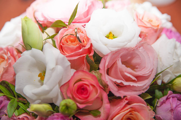 wedding rings with bouquet - Foto, Bild