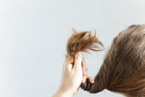 Tips end hair are cut by women's issues - Valokuva, kuva