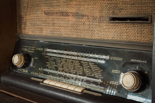 Houten vintage antieke analoge radio met radio wijzerplaat op houten tafel. - Foto, afbeelding
