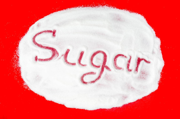 Palavra açúcar escrito em uma pilha de açúcar granulado branco
 - Foto, Imagem