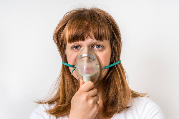 Oksijen maskesi ile hastalıklı Bayan hasta - Fotoğraf, Görsel