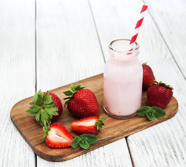 yogurt with fresh strawberries - Фото, изображение