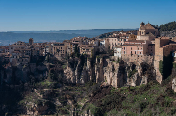 Blick auf hängende Häuser "casas colgadas" der Altstadt von Cuenca. Hervorragendes Beispiel einer mittelalterlichen Stadt, die an den steilen Hängen eines Berges erbaut wurde. viele casas colgadas sind bis an die Klippe gebaut. cuenca, spanien - Foto, Bild