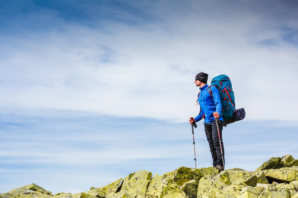 Joven excursionista deportivo trekking en las montañas. Deporte y vida activa
 - Foto, Imagen
