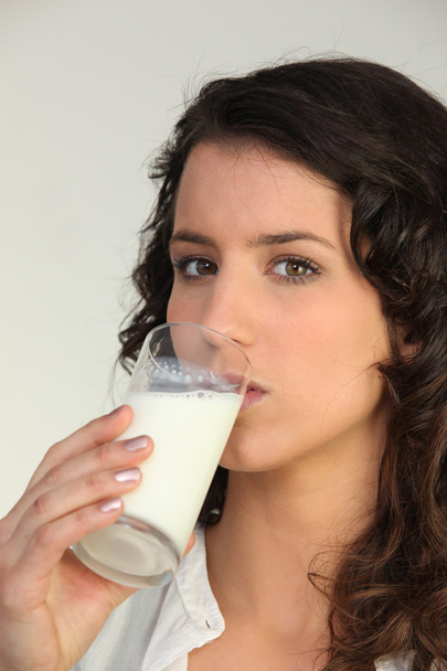 Mujer bebiendo una clase de leche
 - Foto, Imagen