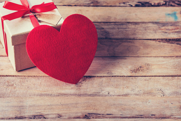 Coffret cadeau et coeur rouge sur table en bois avec espace
 - Photo, image