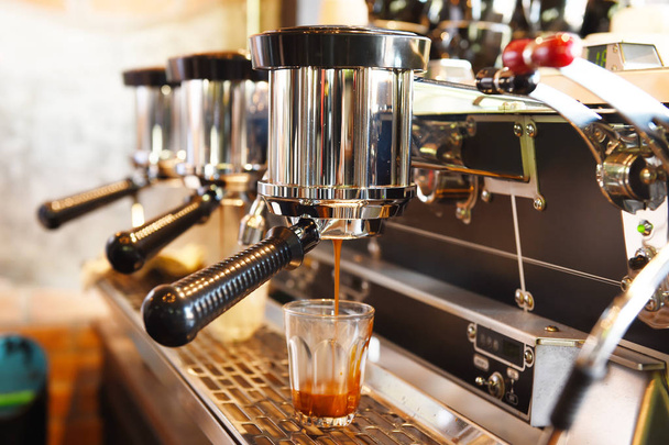 máquina de café preparando taza
  - Foto, imagen