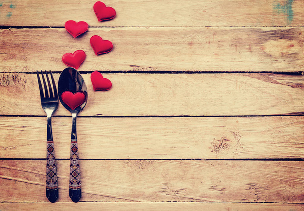 Tábla beállítása evőeszközök és piros szív, vacsora, Valentin nap. - Fotó, kép